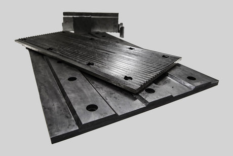 Präzise gefertigte Metallplatten und Führungselemente für Werkzeugmaschinen